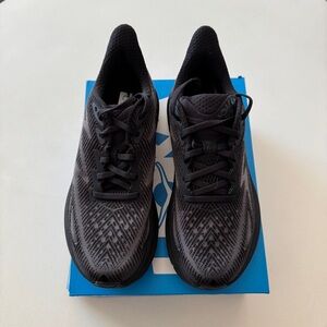 NIB HOKA Clifton 9 Women's running shoes black/black Size 7.5